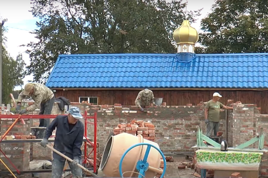 На Полтавщині віряни власним коштом будують нову церкву