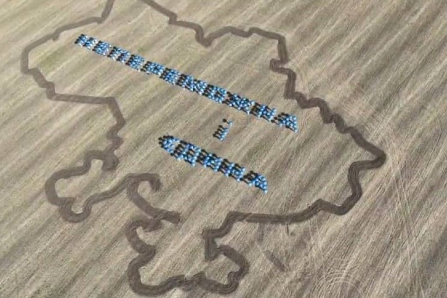 На Хмельниччині в полі створили мапу України