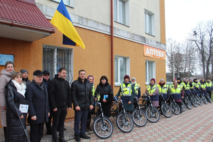 Соціальні працівники Борсуківської громади отримали електровелосипеди