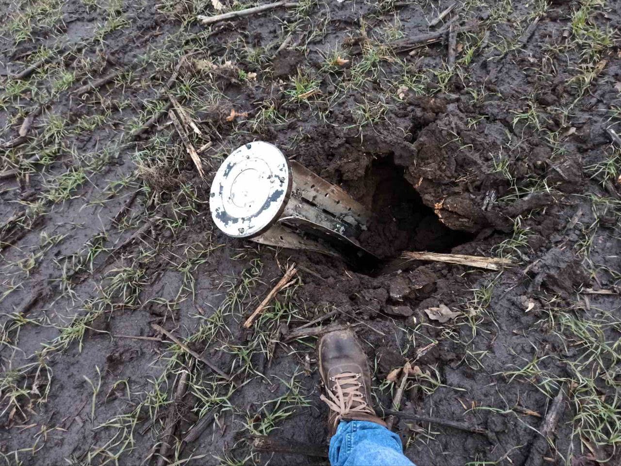 Залишки снаряда в землі