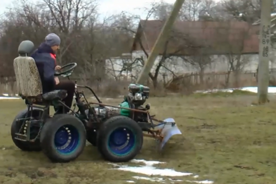 На Харківщині селянин змайстрував домашній трактор
