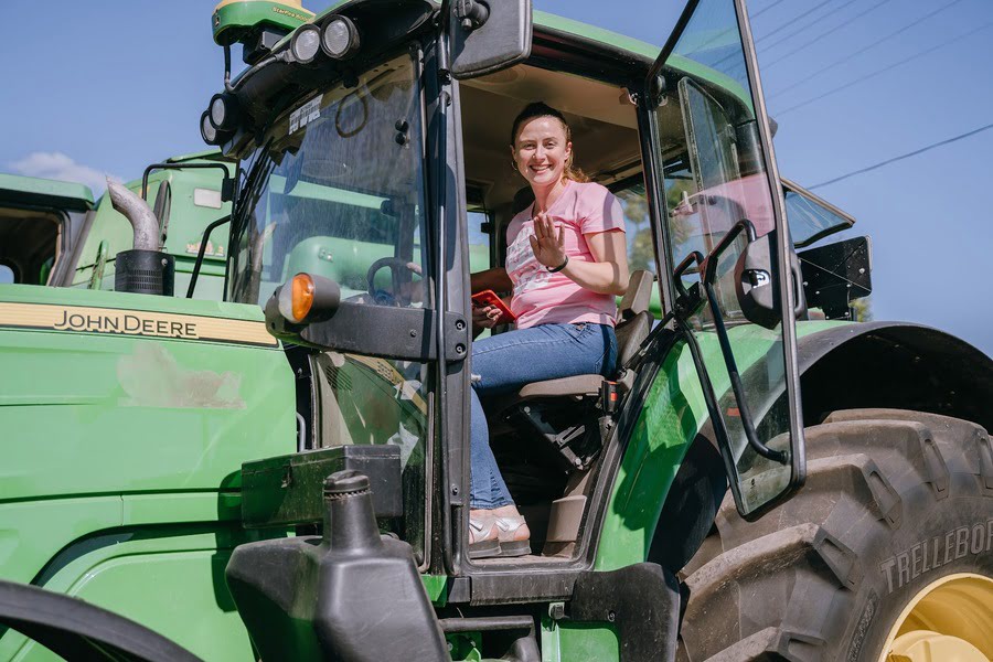 Жінка в тракторі