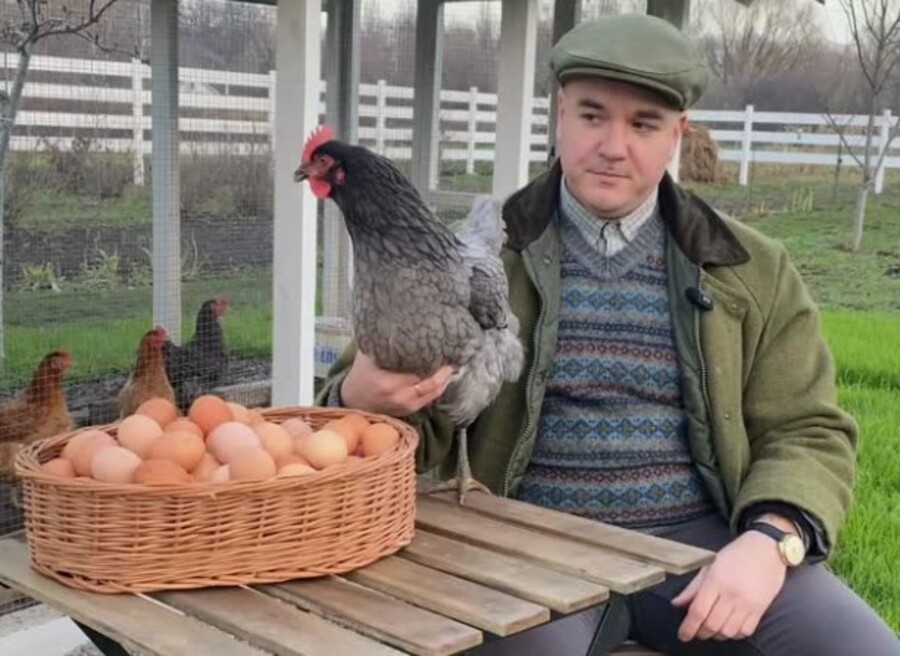 Петро та його курник