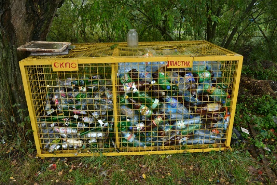 На Закарпатті селяни заробляють на переробці пластику та стекла