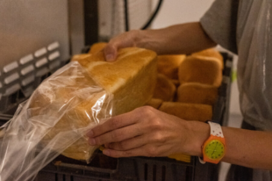 В Києві інклюзивна соціальна пекарня щодня готує тисячі безкоштовних хлібин