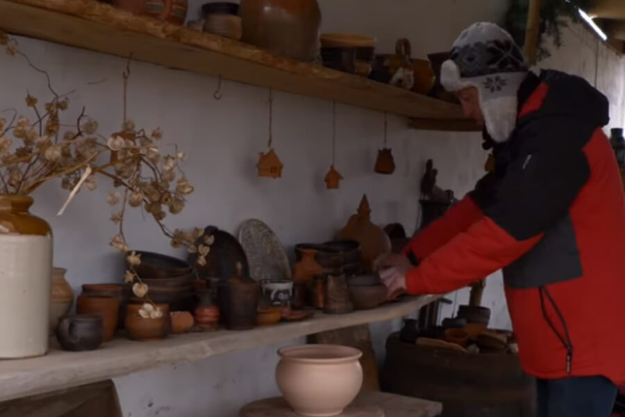Музикант з Одещини став гончаром та перетворив свій будинок в музей