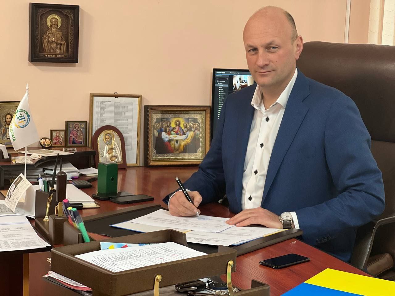 Василь Цвик у своєму кабінеті