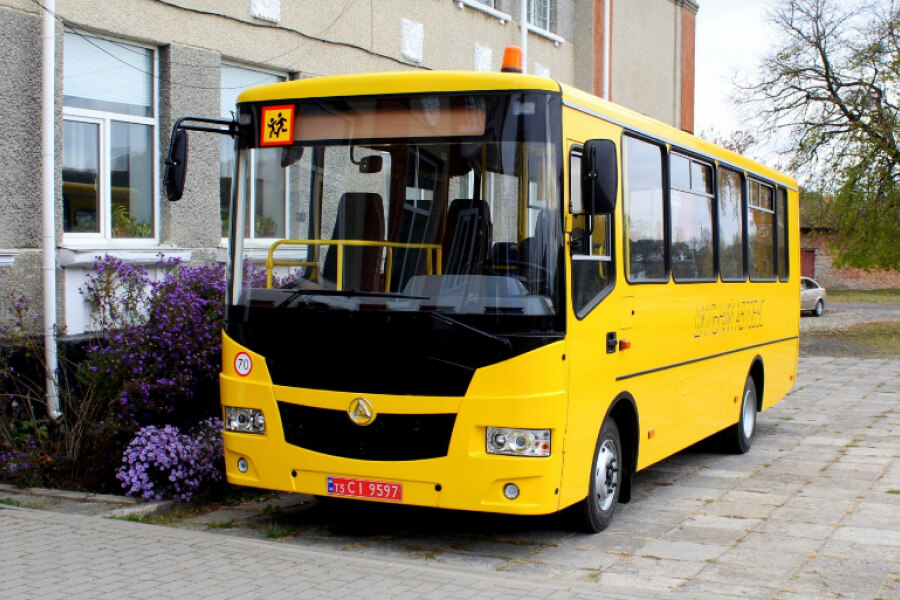 На Хмельниччині сільська школа отримала сучасний автобус