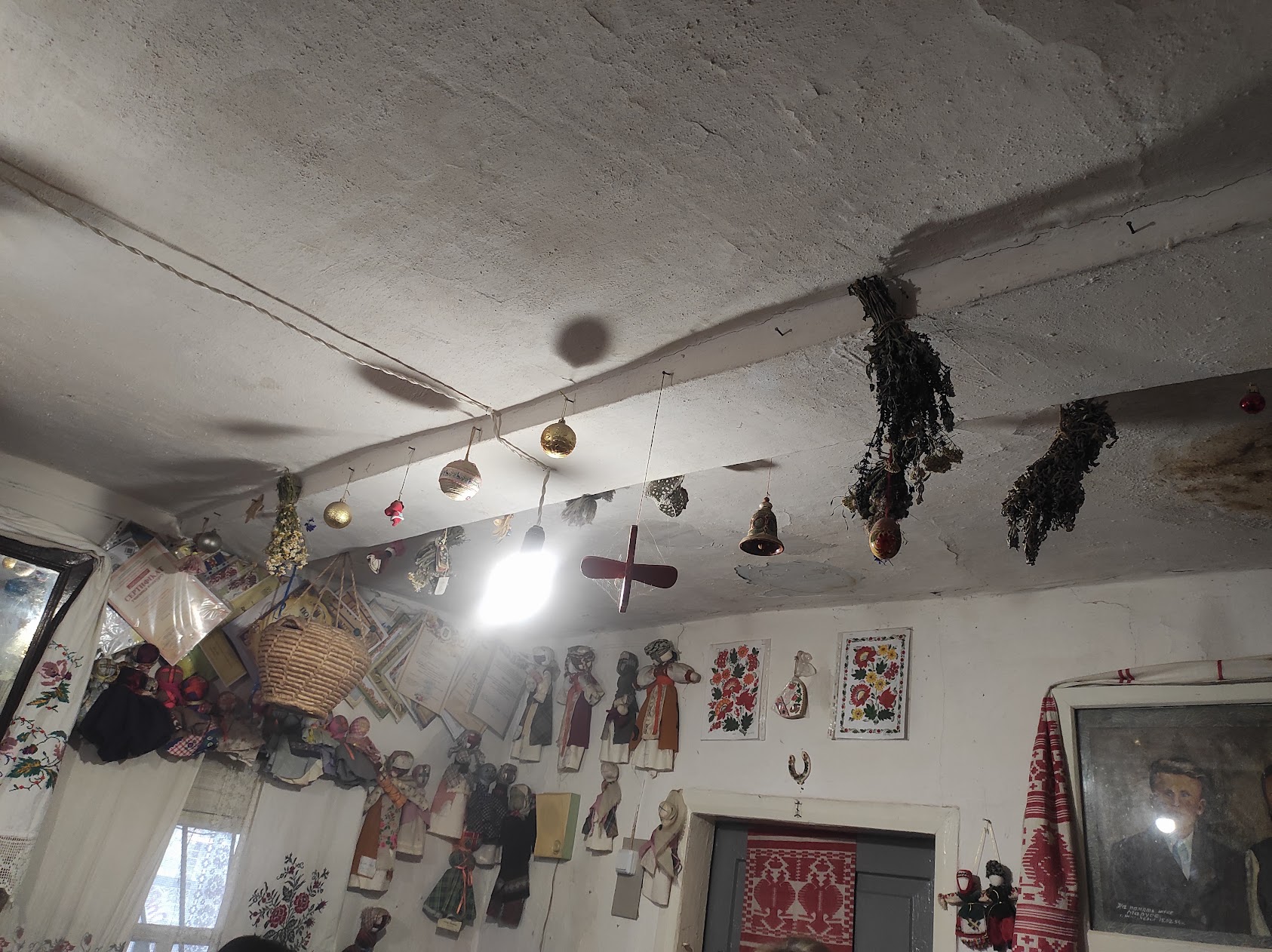 Ляльки-мотанки у світлиці