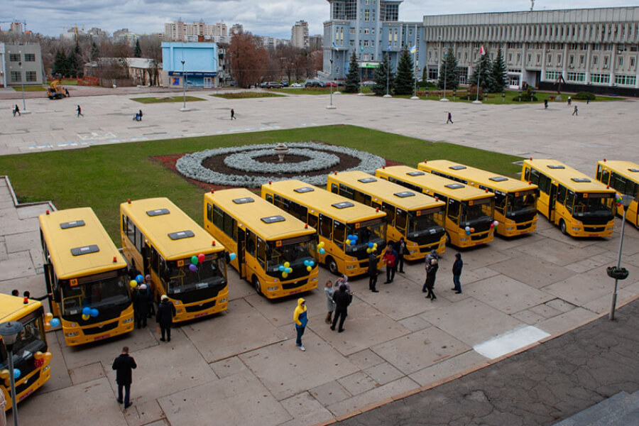 На Сумщині громади отримали нові шкільні автобуси