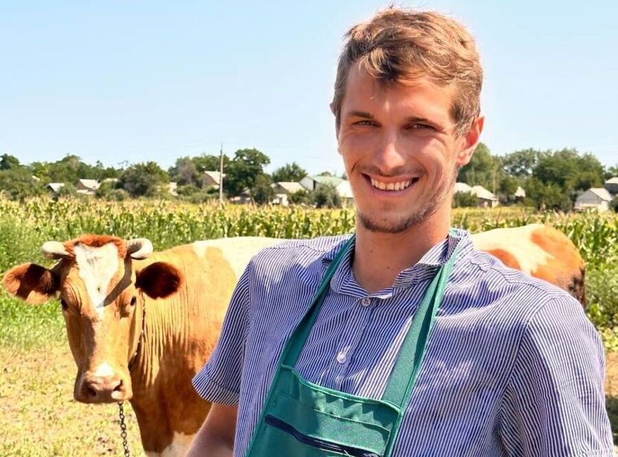 Молодий селянин із TikTok: як блог про корів і молоко збирає сотні тисяч переглядів