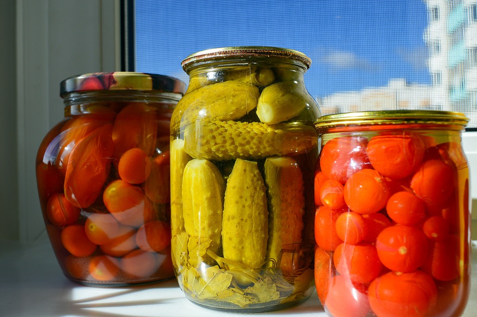 Школи і садочки на Вінниччині заготовляють овочі, ягоди та городину самостійно