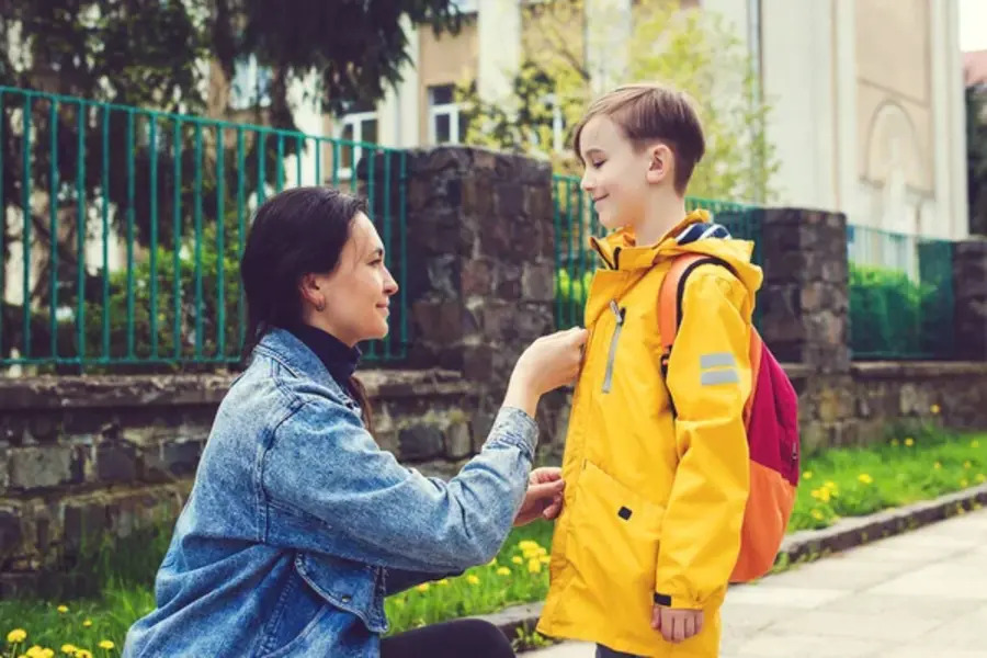 Мама і її син-школяр