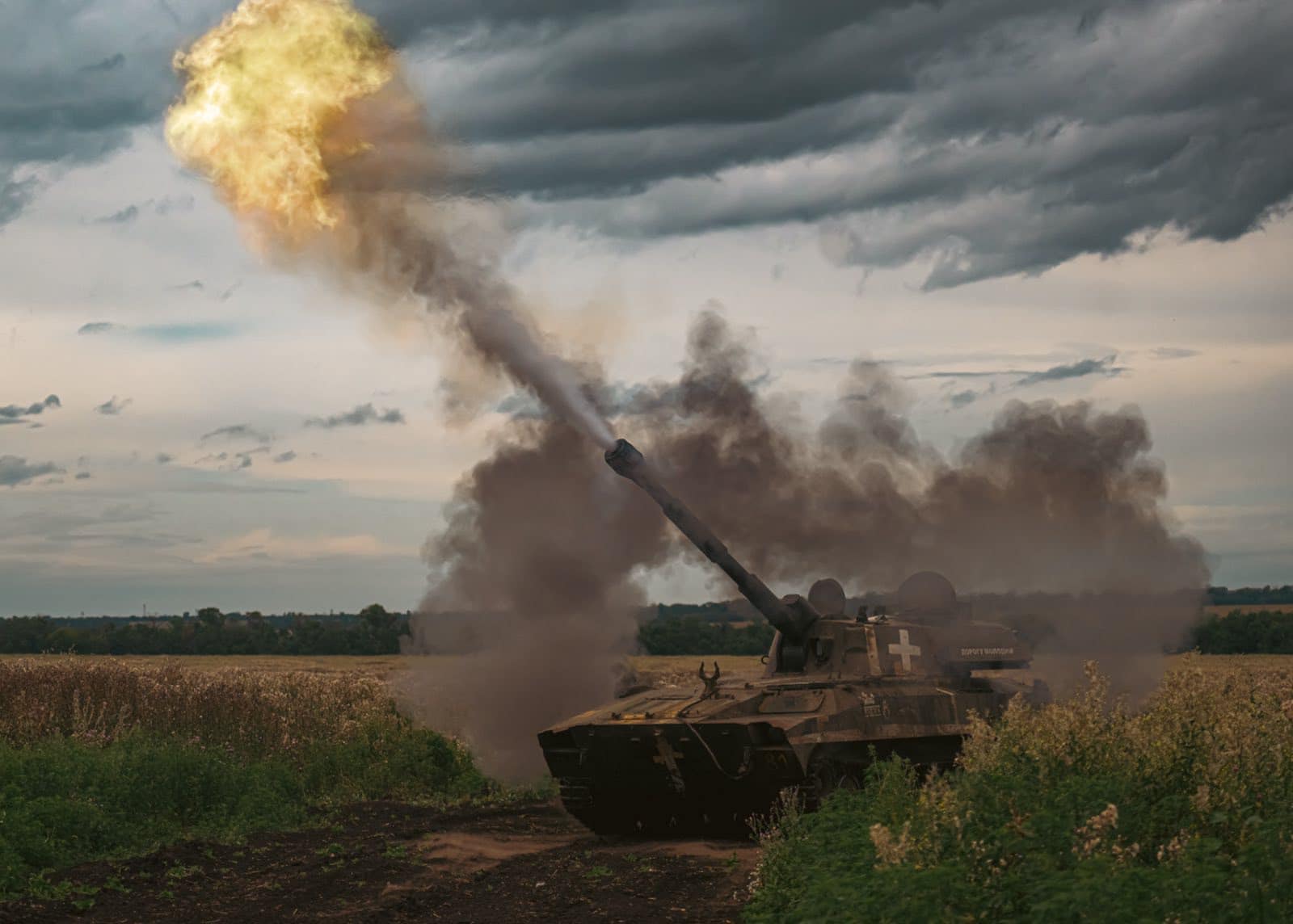 Танк 53 бригади ЗСУ завдає удару по російських позиціях
