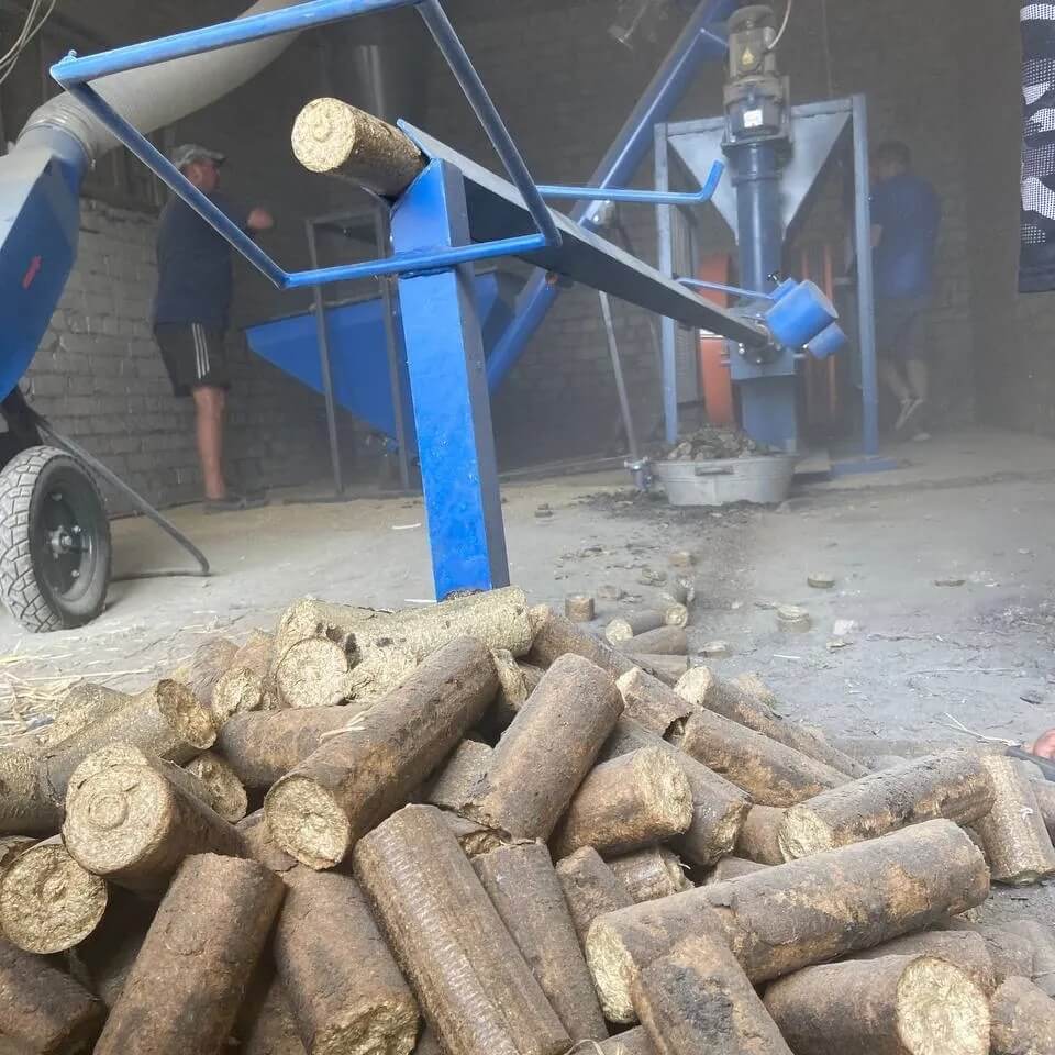 Громада на Херсонщині почала власне виробництво паливних брикетів