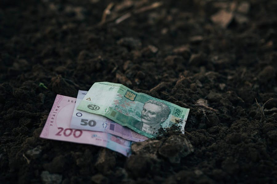 Гривні і земля