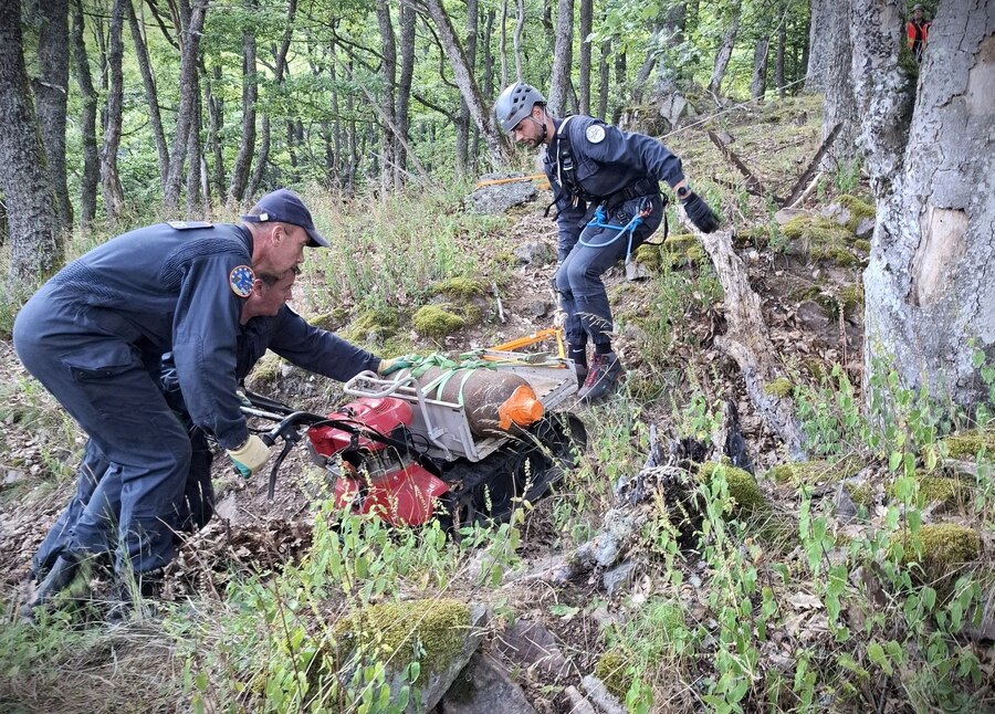 Спеціалісти розміновують російську авіабомбу