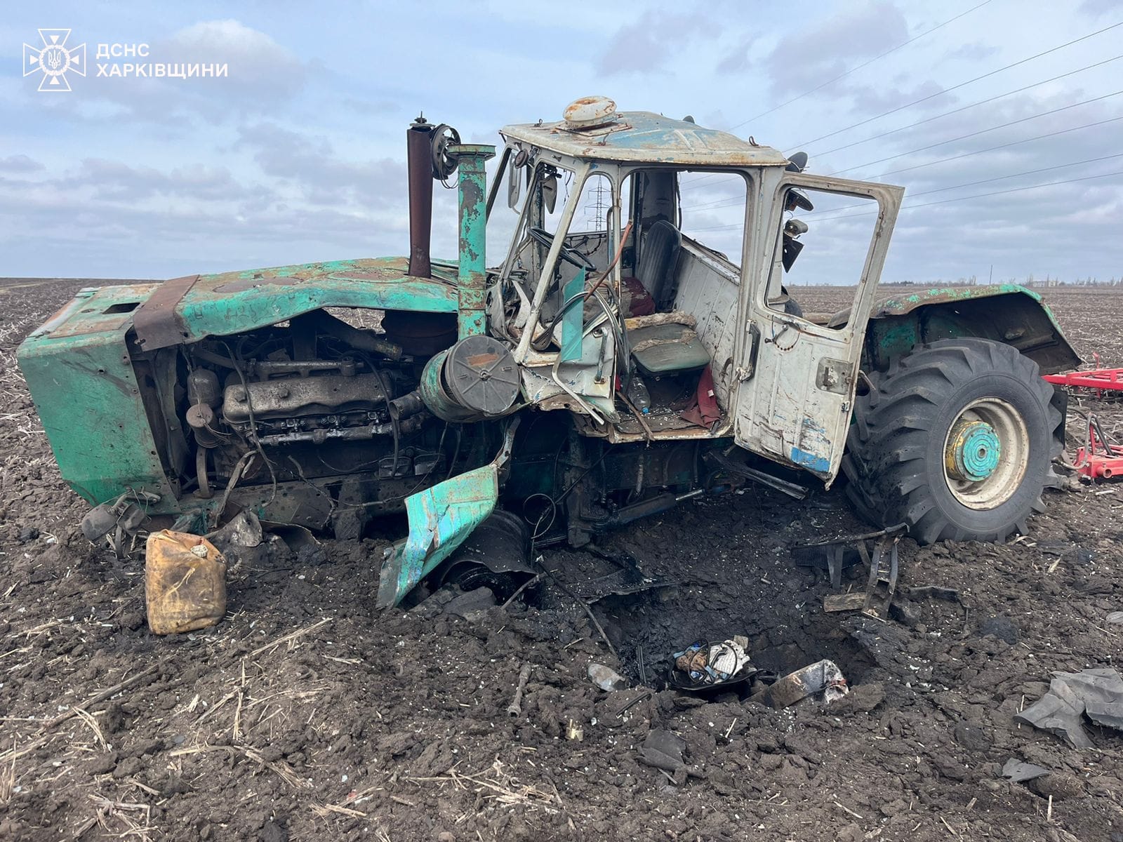 Трактор підірвався в полі