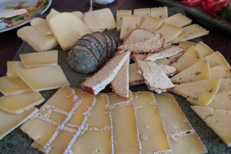 На Житомирщині сімейна ферма виготовляє сири з різнокольоровими пліснявами