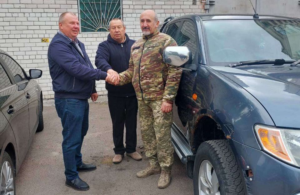 Фермери Чернігівщини передали військовим авто для знищення російсько-іранських шахідів
