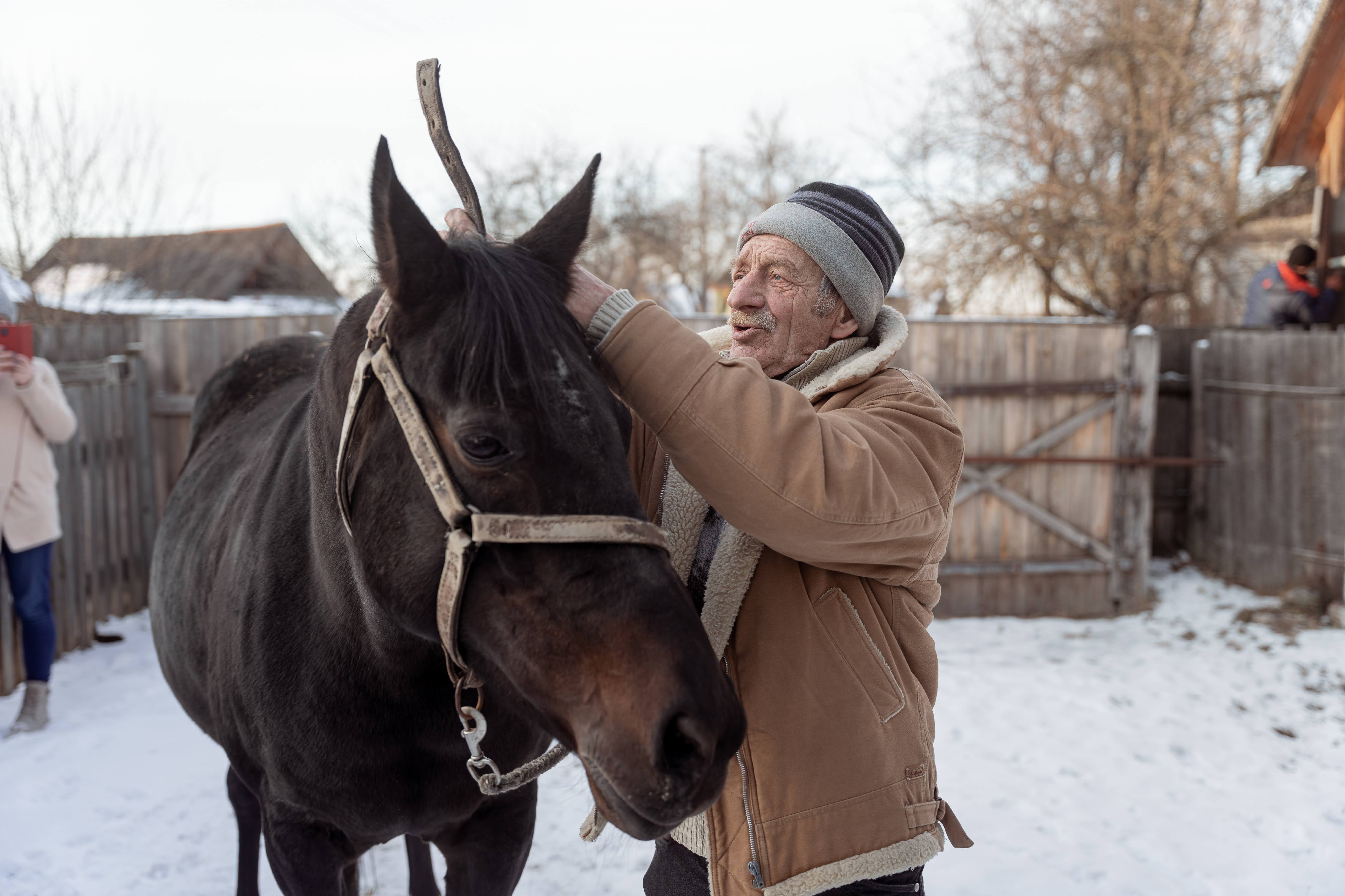 Михайло Музиченко зі своїм подарунком від фермера Олега Балагури