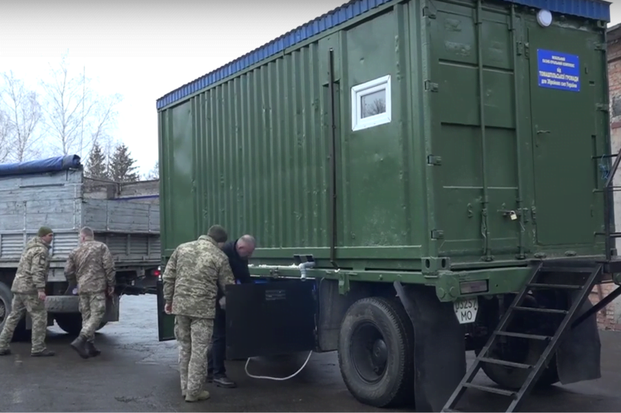 Громада з Вінниччини зібрала кошти й передала українським захисникам лазне-пральний комплекс
