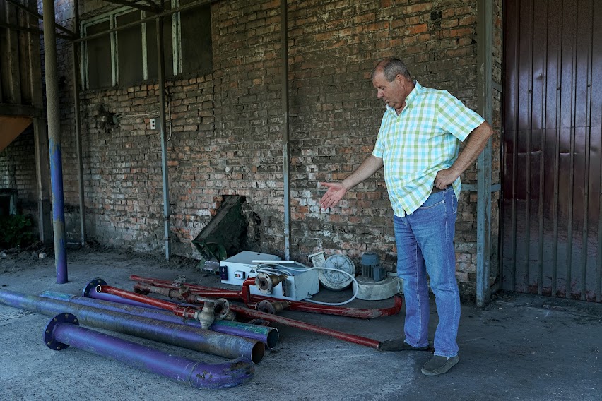 Михайло Пацьора показує демонтоване з котелень обладнання