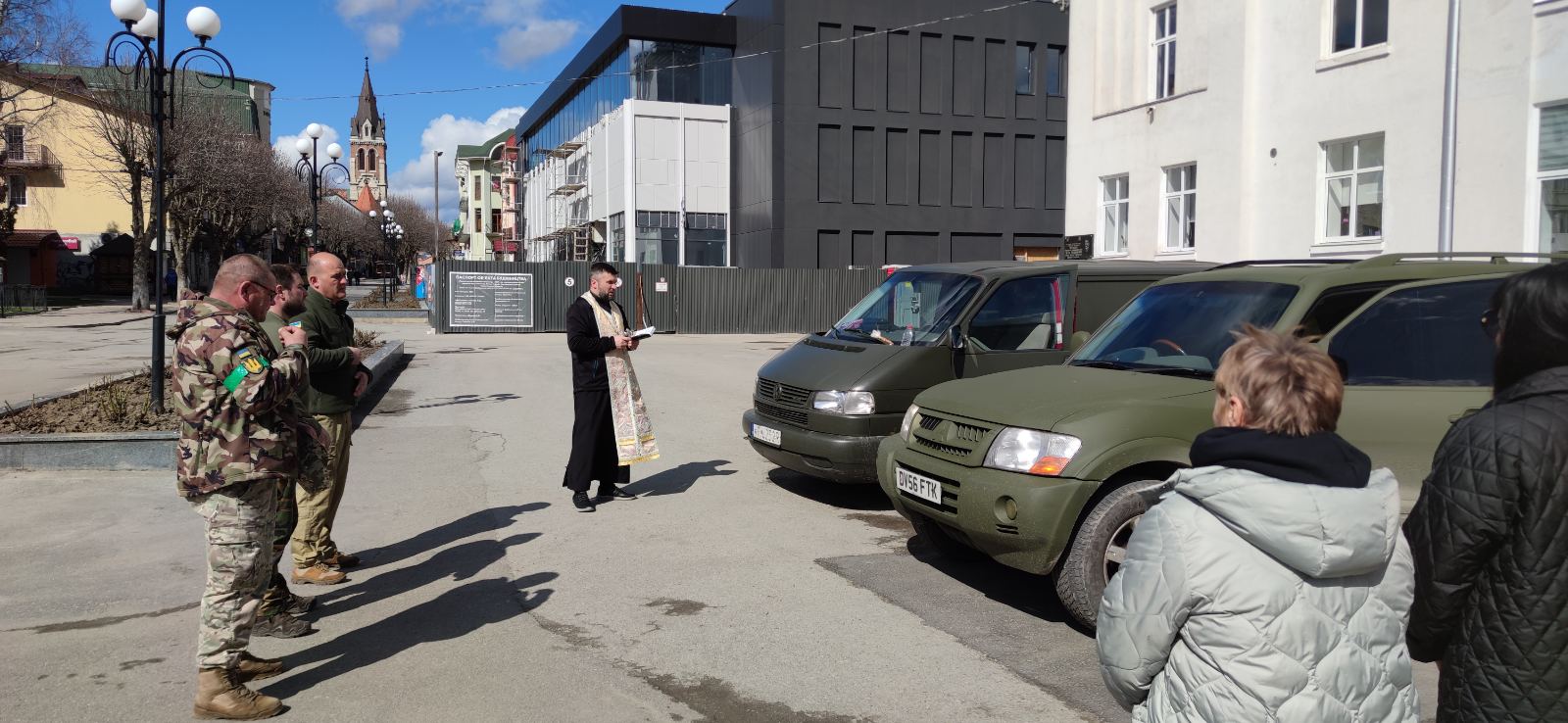 Чортківська громада передає авто українським захисникам
