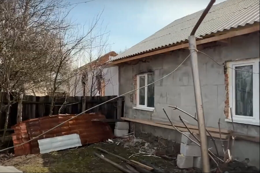 Житель села Козаровичі відбудовує хату після падіння російського гелікоптера