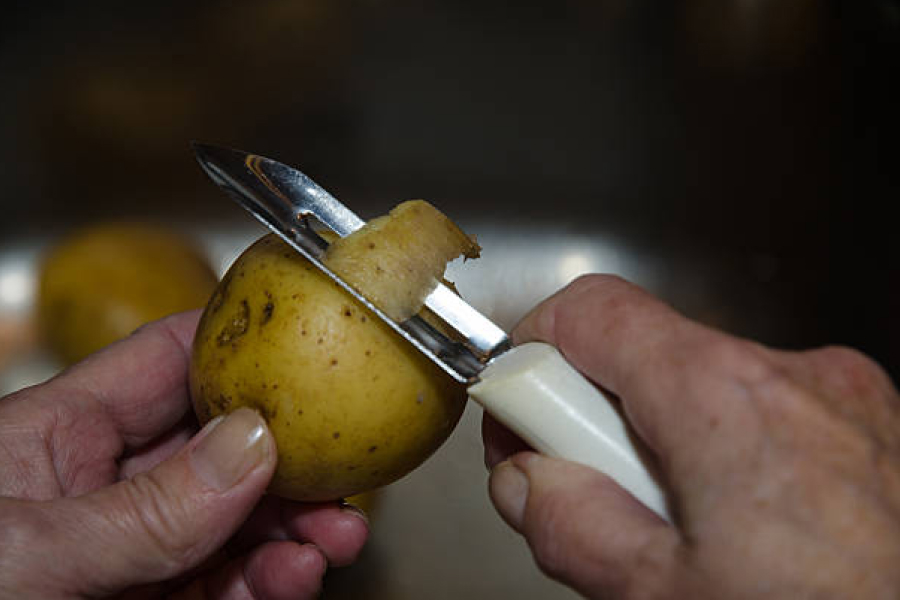 Чищення картоплі