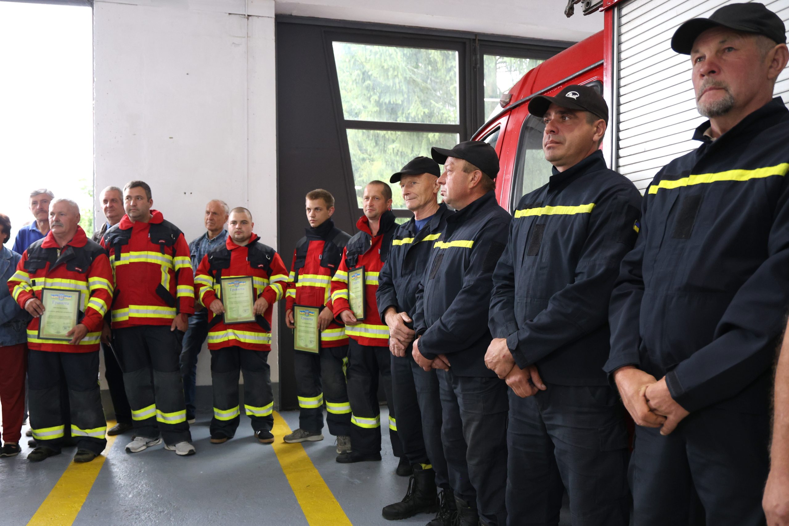 Пожежники добровольчої команди в селищі