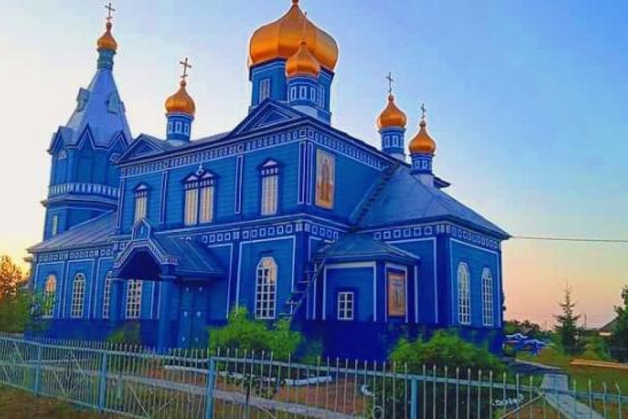 На Рівненщині селяни пофарбували місцеву церкву