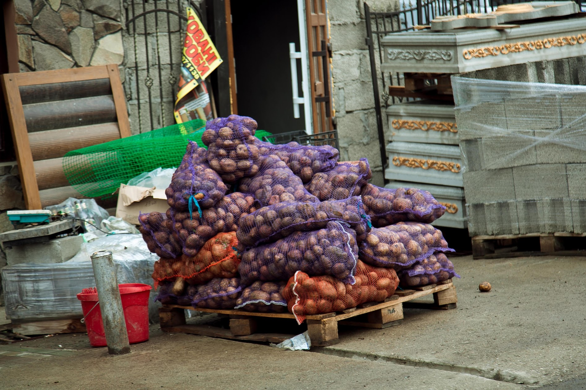 Картопля в сітках на продаж
