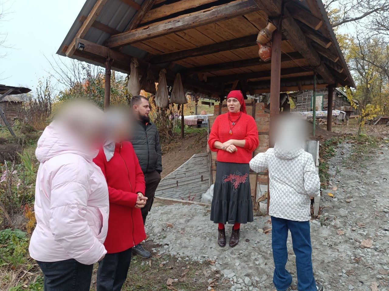 Олена Щербань проводить екскурсію біля печі