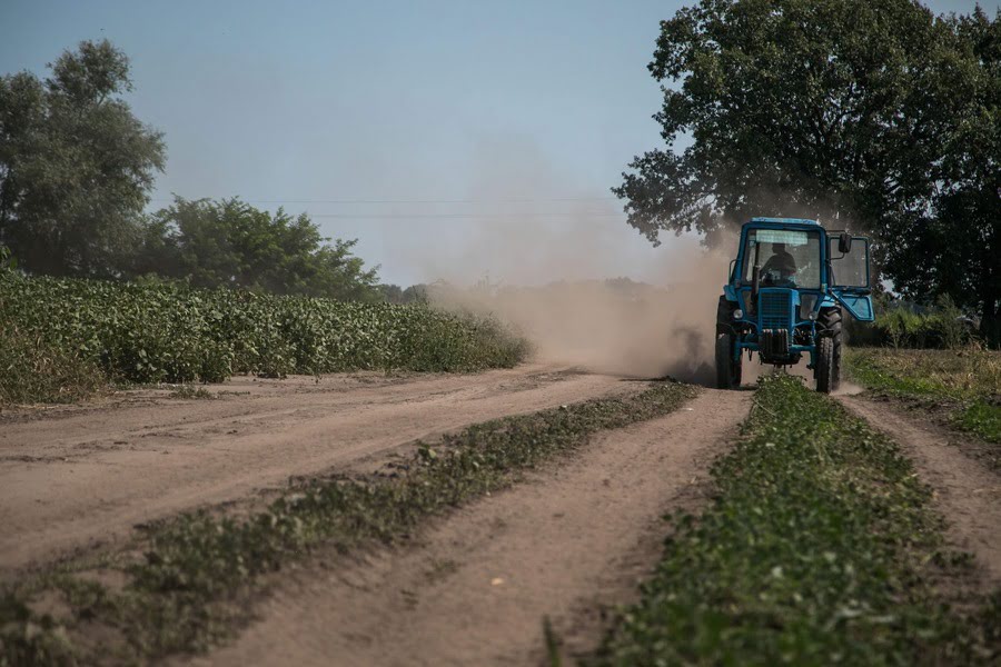 Трактор на польовій дорозі