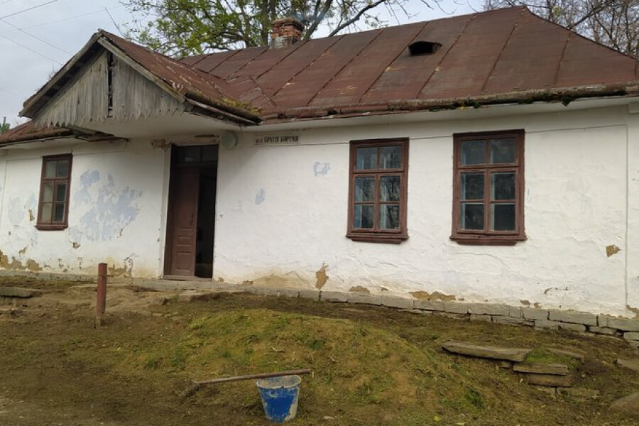 Столітній будинок у селі Романівка