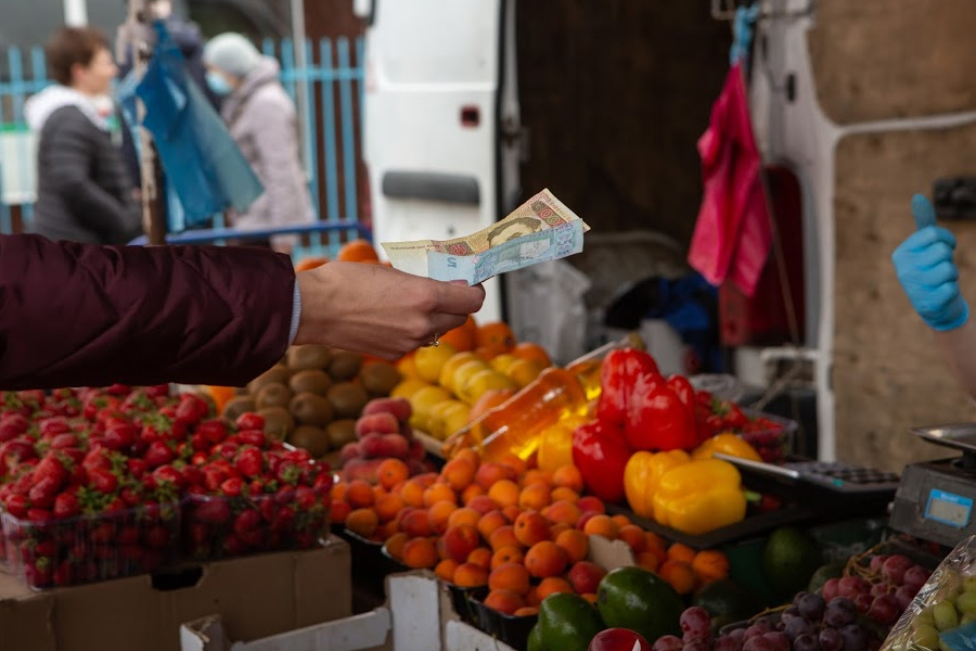 Українців зобов'яжуть платити податки за фрукти й овочі з власних ділянок