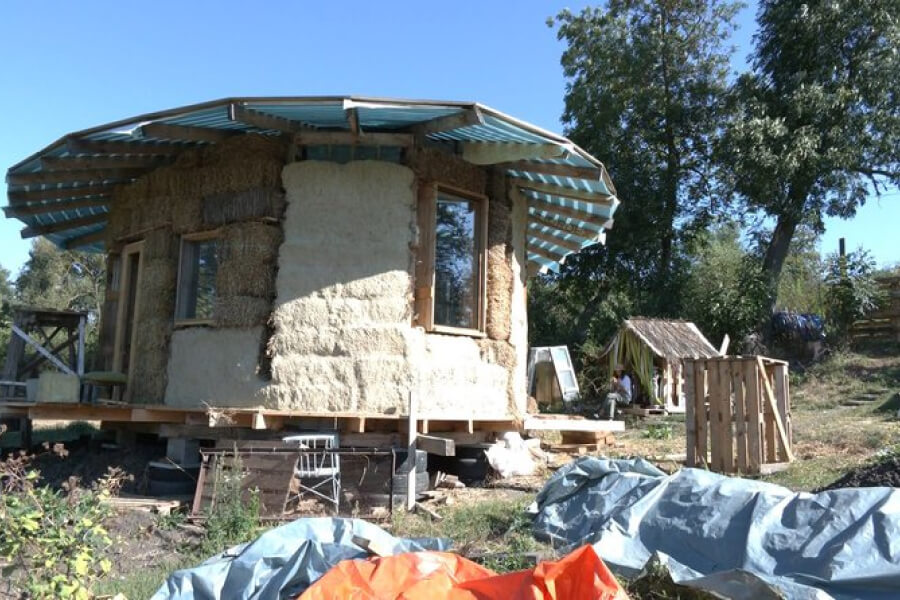 Екоактивістка з Харківщини будує дім з побутових відходів