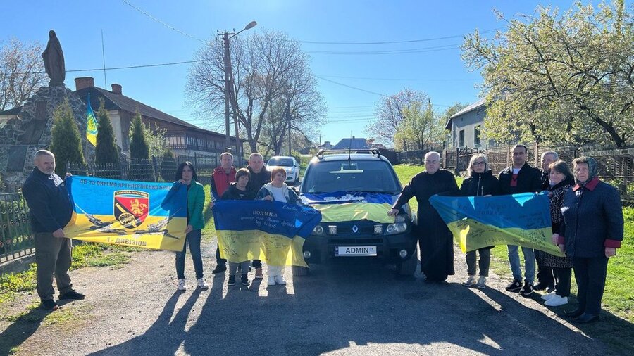 Селяни на Тернопільщині зібрали кошти й передали авто на фронт