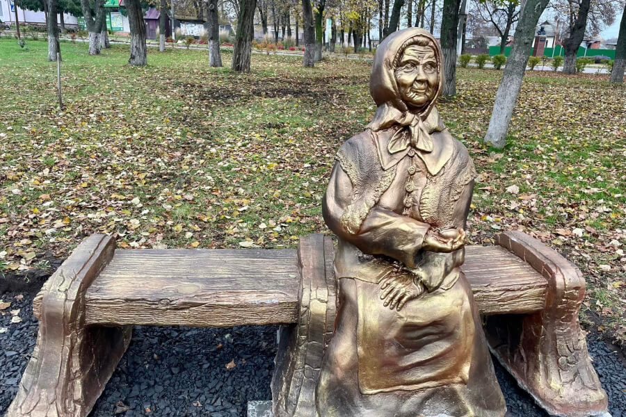 В Опішні на Полтавщині встановили пам’ятник бабусі зі сливами