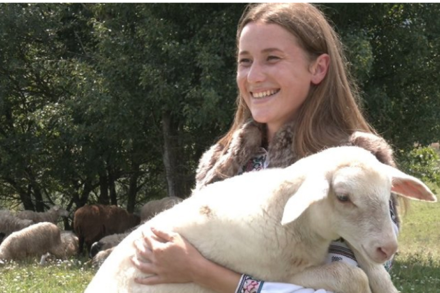 На Івано-Франківщині дівчина займається вівчарством