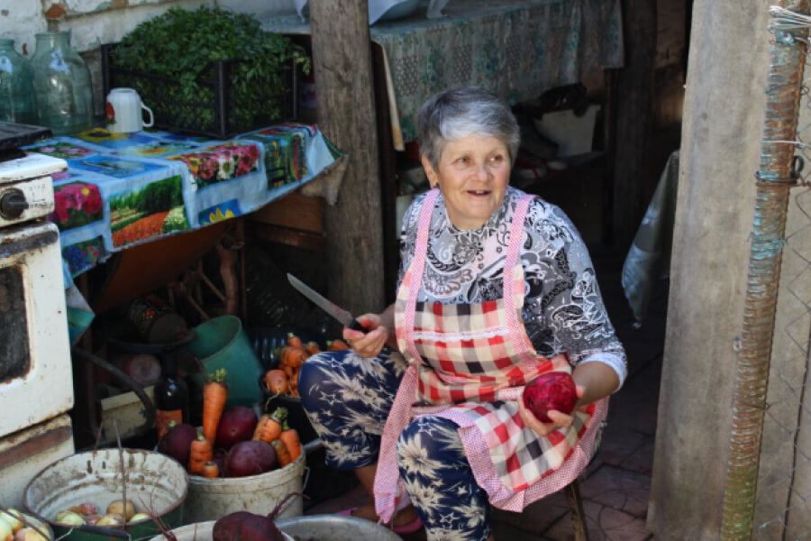 Пенсіонерка з Черкащини готує закрутки для військових