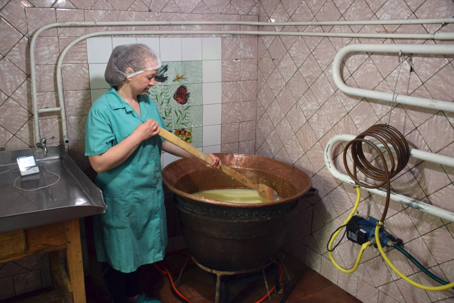На Прикарпатті родина виготовляє крафтові сири у мідному чані
