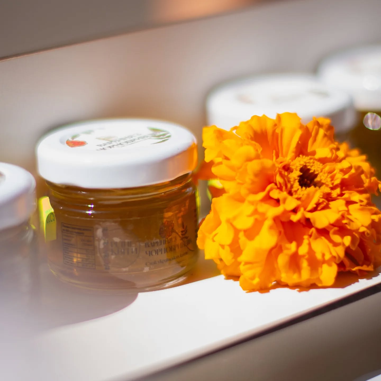 Баночка з варенням із чорнобривців