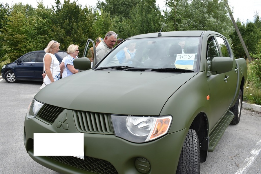 Освітяни Звягельської громади передали військовим автомобіль