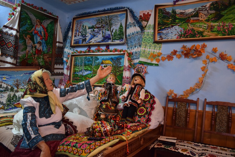 Жителька села Зелене облаштувала у власній хаті музей вишивки