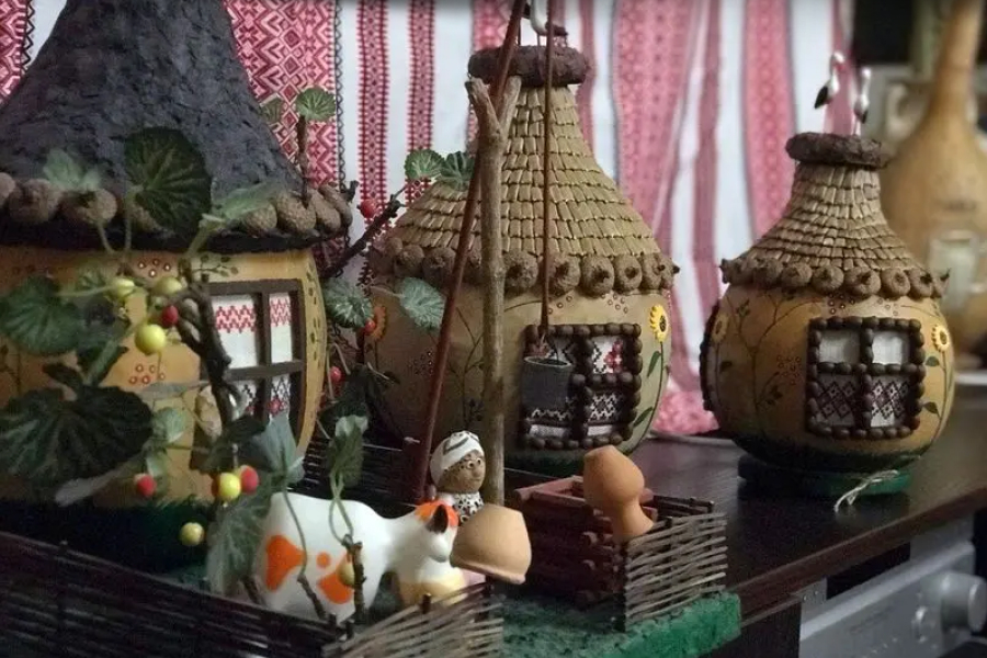 Подружжя з Києва виготовляє предмети декору з гарбузів