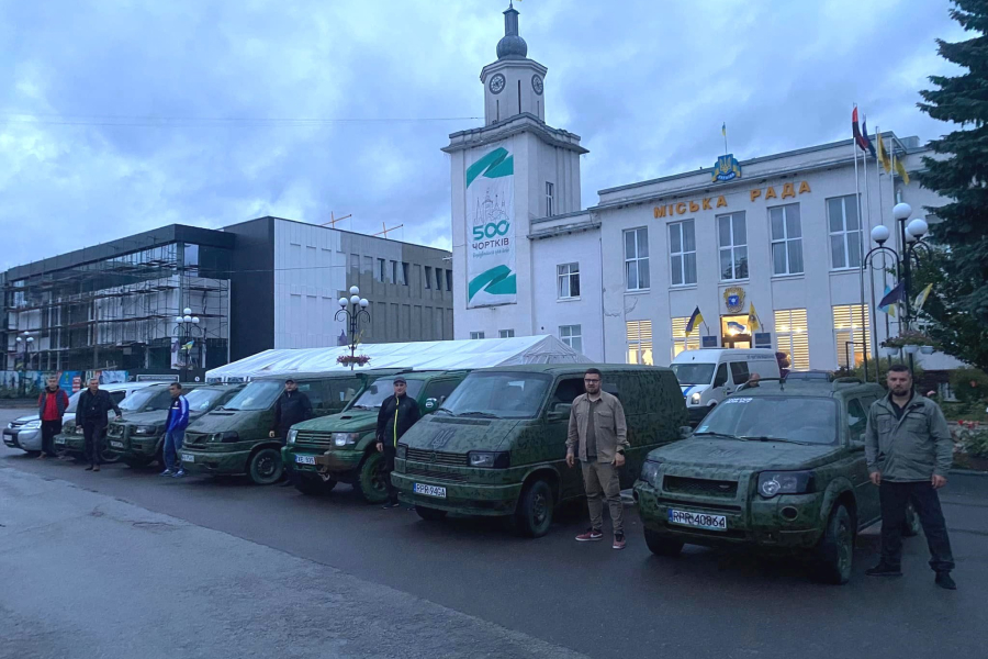 Громада на Тернопільщині передала чотири автомобілі для своїх військових
