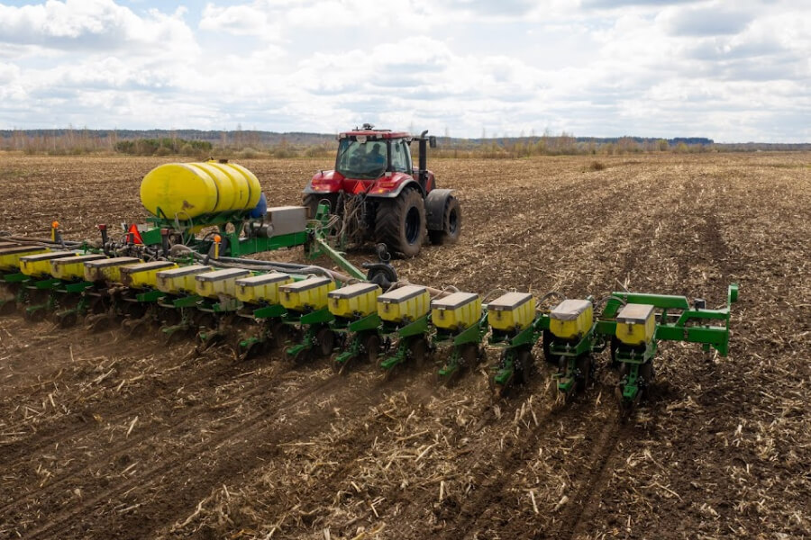 Майже 200 тисяч гектарів землі в Україні обробляють пов’язані з росією агрофірми – ЗМІ