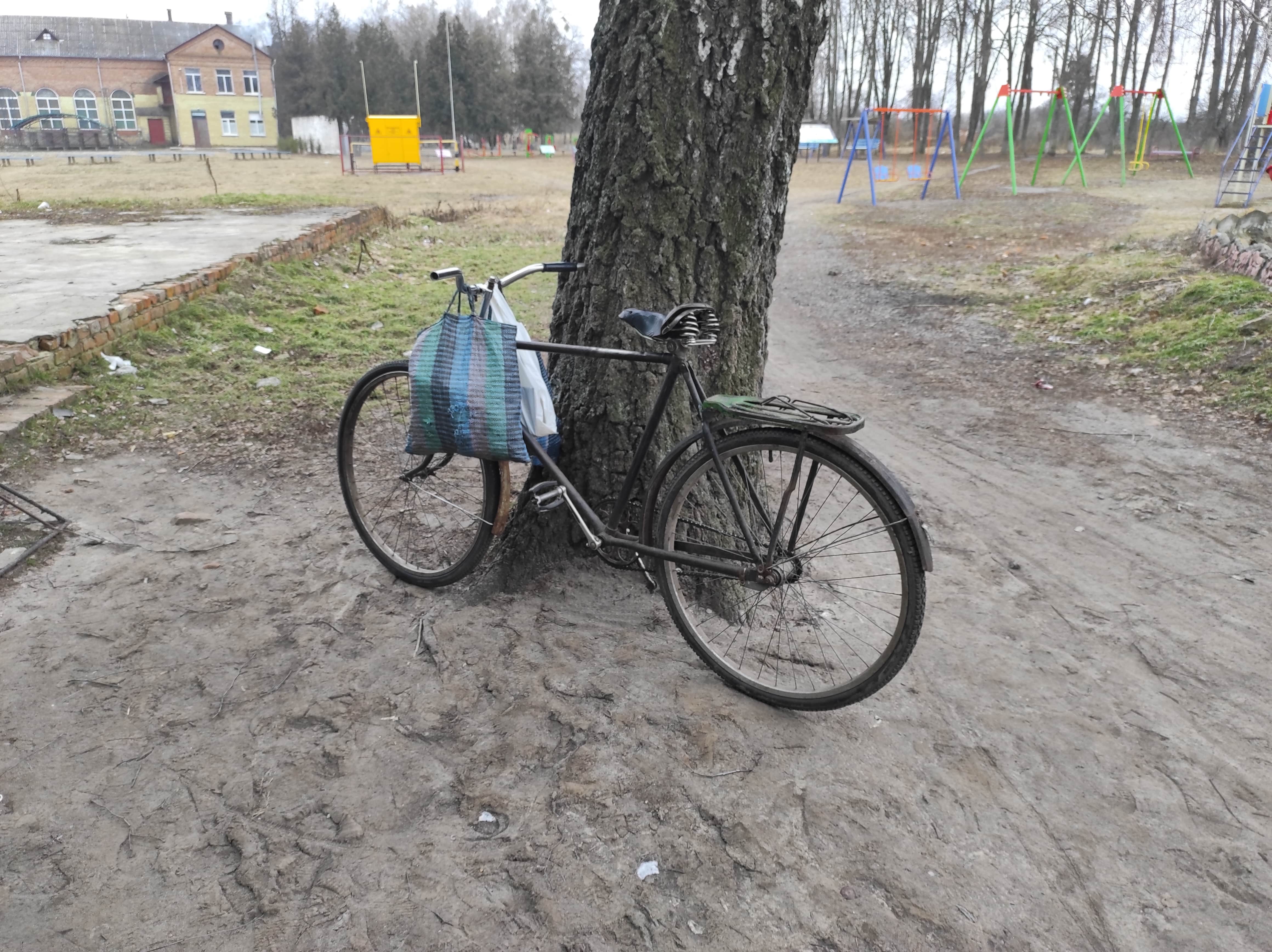 Велосипед у центрі села
